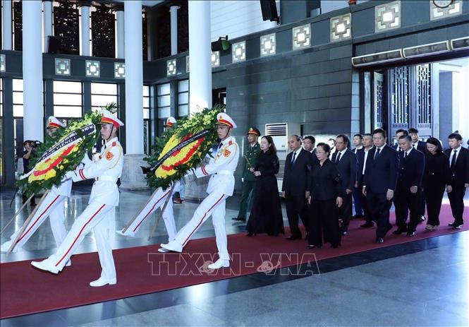 Đoàn Chủ tịch nước do Phó Chủ tịch nước Võ Thị Ánh Xuân dẫn đầu đến viếng đồng chí Nguyễn Khánh. Ảnh: An Đăng/TTXVN.