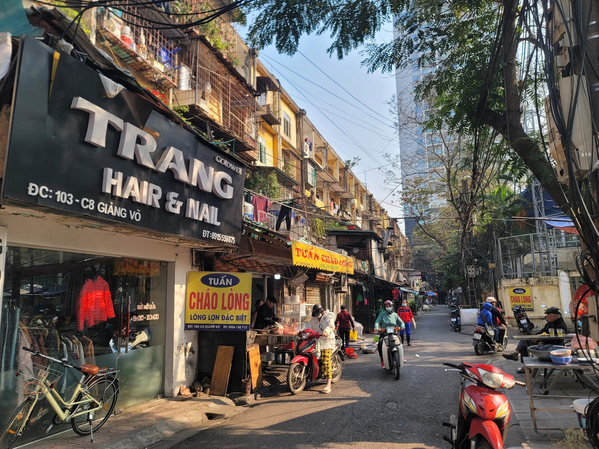 Chị Loan (47 tuổi), sống tại tầng 5 Đơn nguyên I Nhà C8 Giảng Võ cho biết, gia đình chị và các hộ dân cùng tầng vui vẻ đồng ý di dời, nhưng cũng đang băn khoăn, lo ngại con cái sẽ phải đi học xa nếu chuyển chỗ ở. Cũng theo chị, ở đây một số hộ ở tầng 1 đang kinh doanh tốt nên tiếc, không muốn chuyển đi.