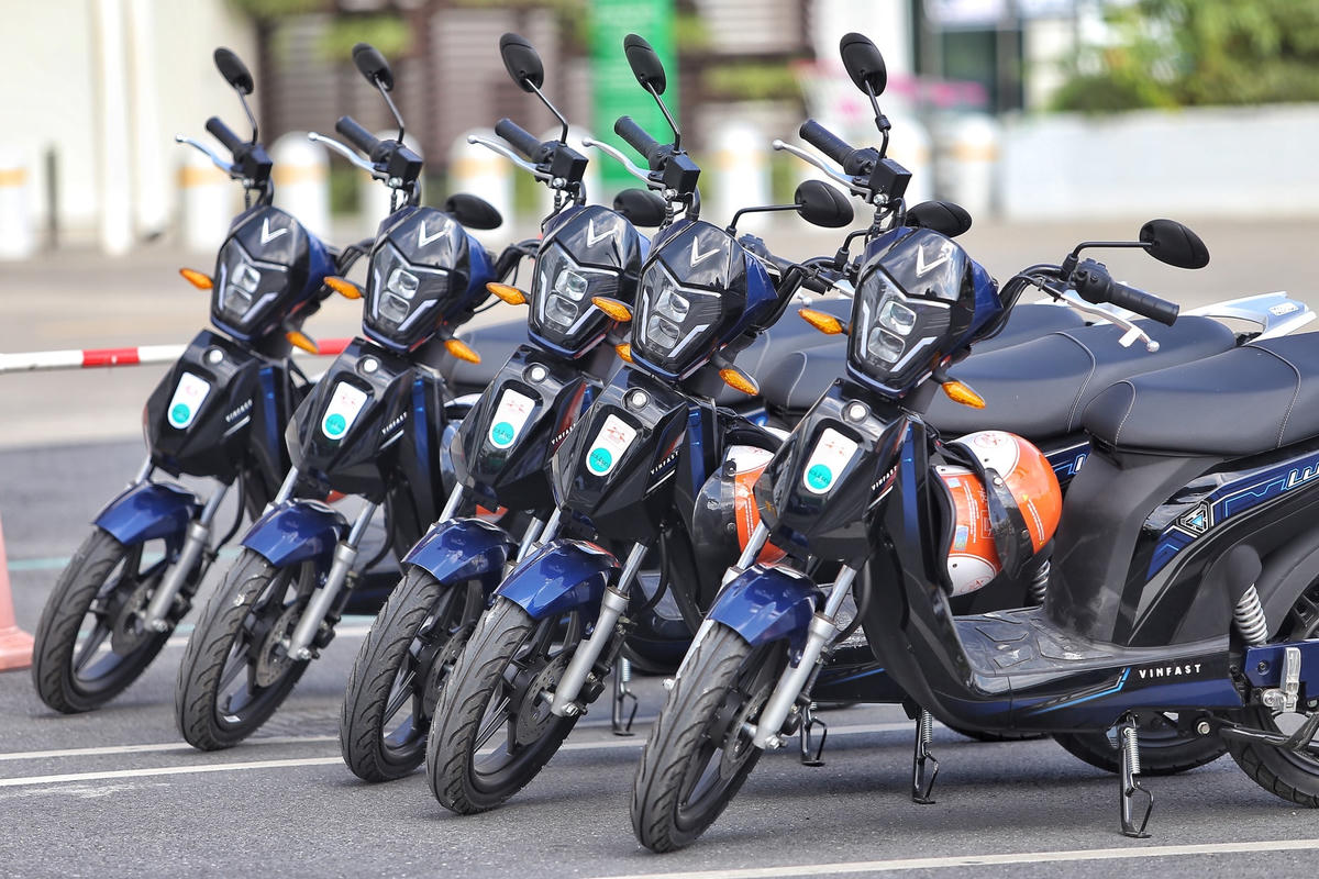 Người dân có thể sử dụng xe điện công cộng thông qua ứng dụng trên điện thoại thông minh.