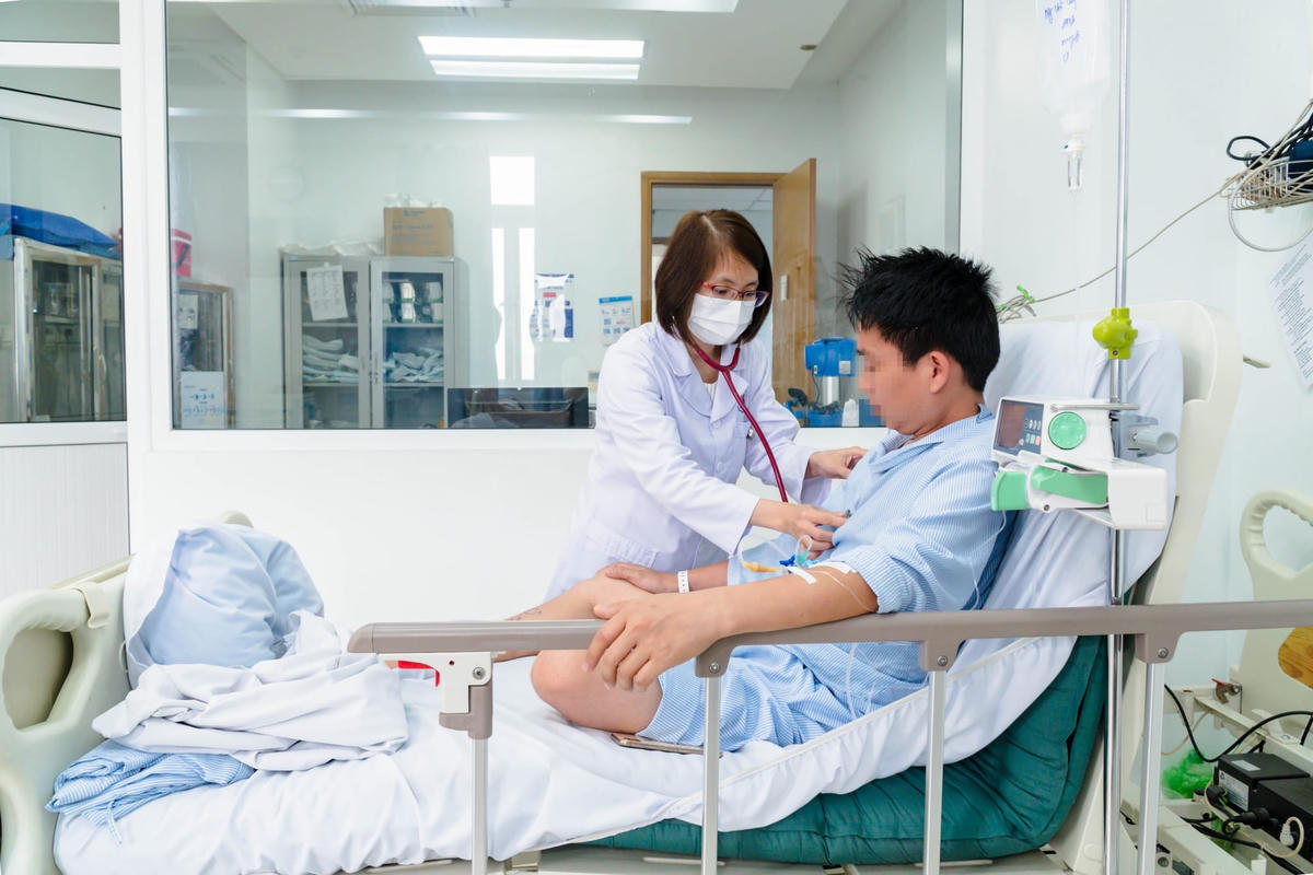 Điều trị cho bệnh nhân nhiễm giun đũa chó mèo. Ảnh: BVCC.