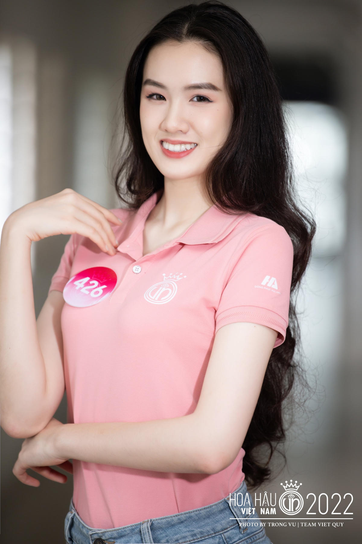 Trịnh Mỹ Anh, 19 tuổi, hiện đang theo học tại Trường Đại học Thương mại. Cô đạt được Ielts 6.0 và từng về Nhì giải hùng biện tiếng Anh do trường cấp 3 tổ chức.  