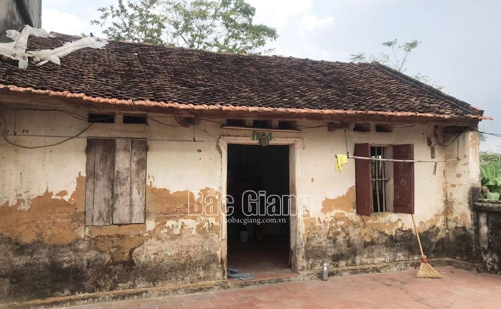 Căn nhà có ban thờ người phụ nữ trẻ vừa qua đời.