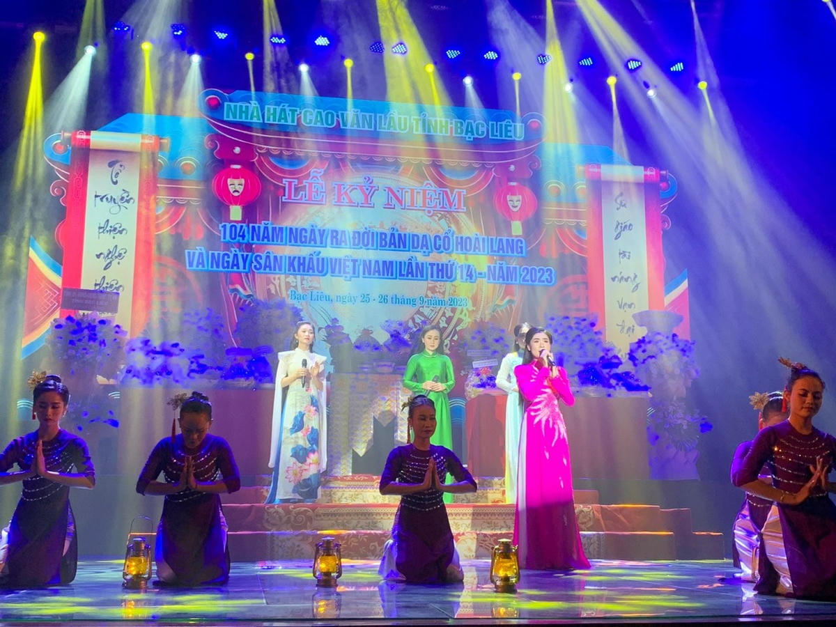 Tiết ca cổ của các nghệ sĩ từ Nhà hát Cao Văn Lầu.