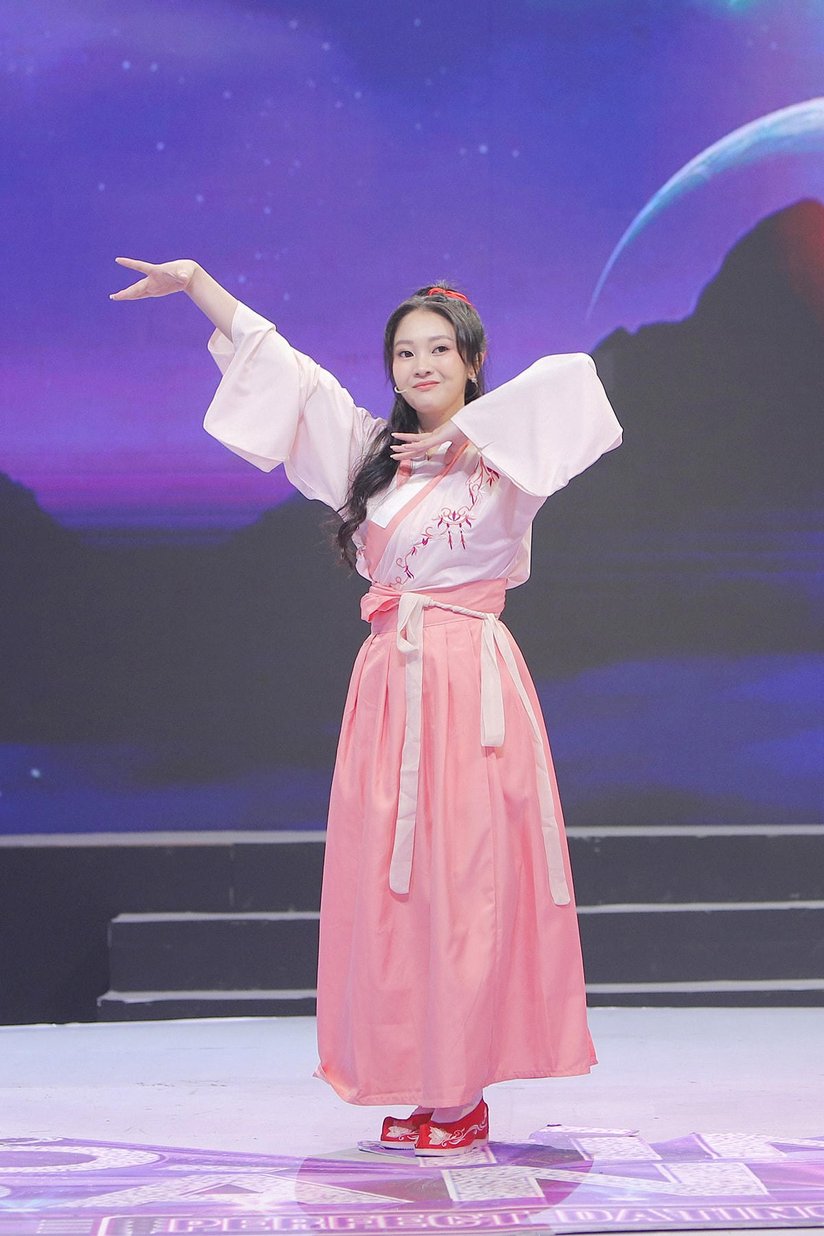 Thùy Tiên dụng công chuẩn bị một tiết mục đặc biệt dành cho Quang Trường. Ảnh: Perfect Universe.