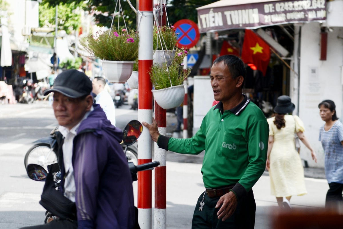 Trên khu vực phố đi bộ Hồ Gươm, phố cổ, nhiều tài xế xe ôm, xe xích lô cũng không trang bị khẩu trang.
