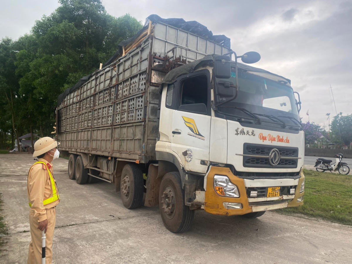 CSGT Công an Hà Tĩnh tăng cường xử lý xe quá tải trọng.