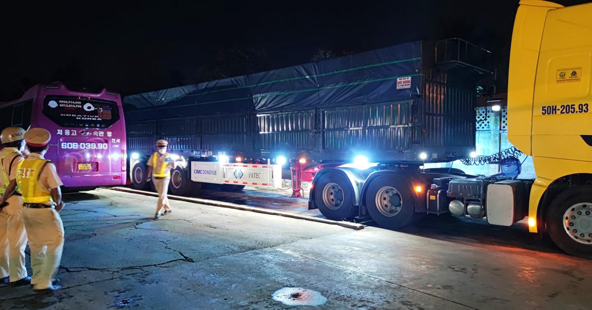 Lực lượng chức năng tiến hành kiểm tra chiếc xe trên. Ảnh: CTV.