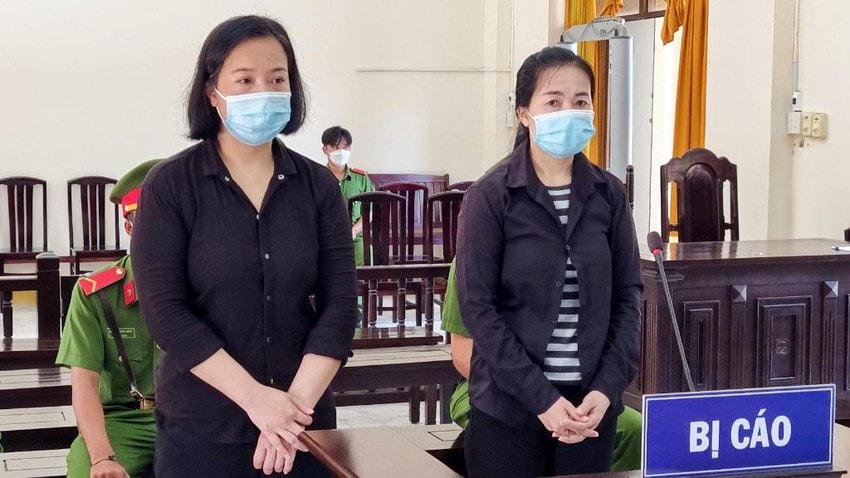 Hai chị em bị cáo Hoa và Nhung tại toà.