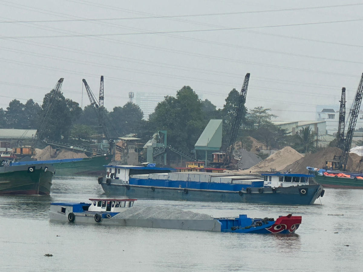 Những chiếc tàu chở hàng quá mớn nước là hình ảnh quen thuộc với người dân sống ven sông Đồng Nai đoạn qua TP Biên Hòa.