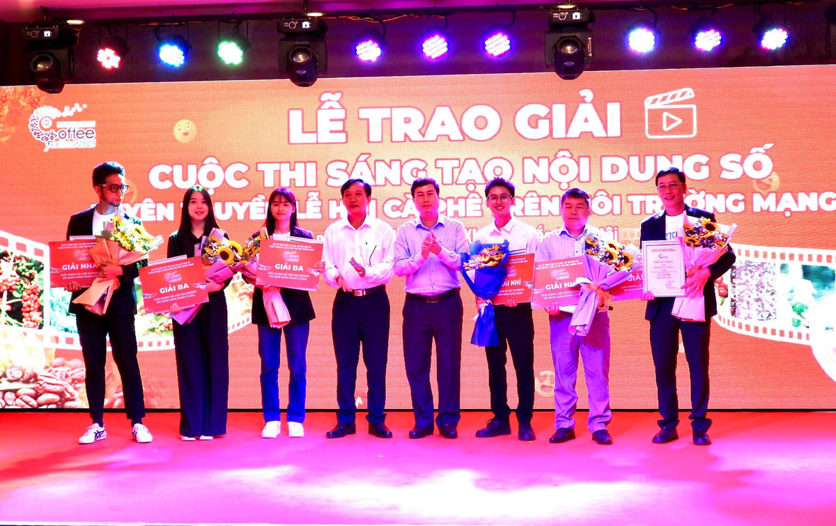 Ban tổ chức trao giải cho các tác giả đã đạt thành tích cao trong cuộc thi. Ảnh: Thanh Nga.