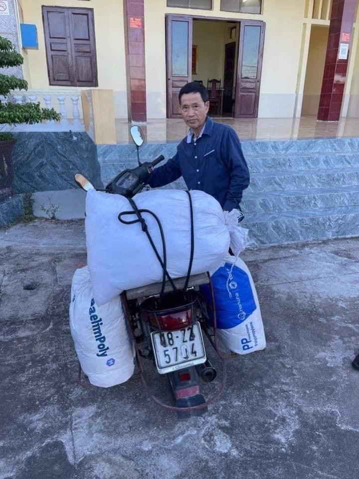 Vũ Thế Triệu cùng tang vật vụ việc.