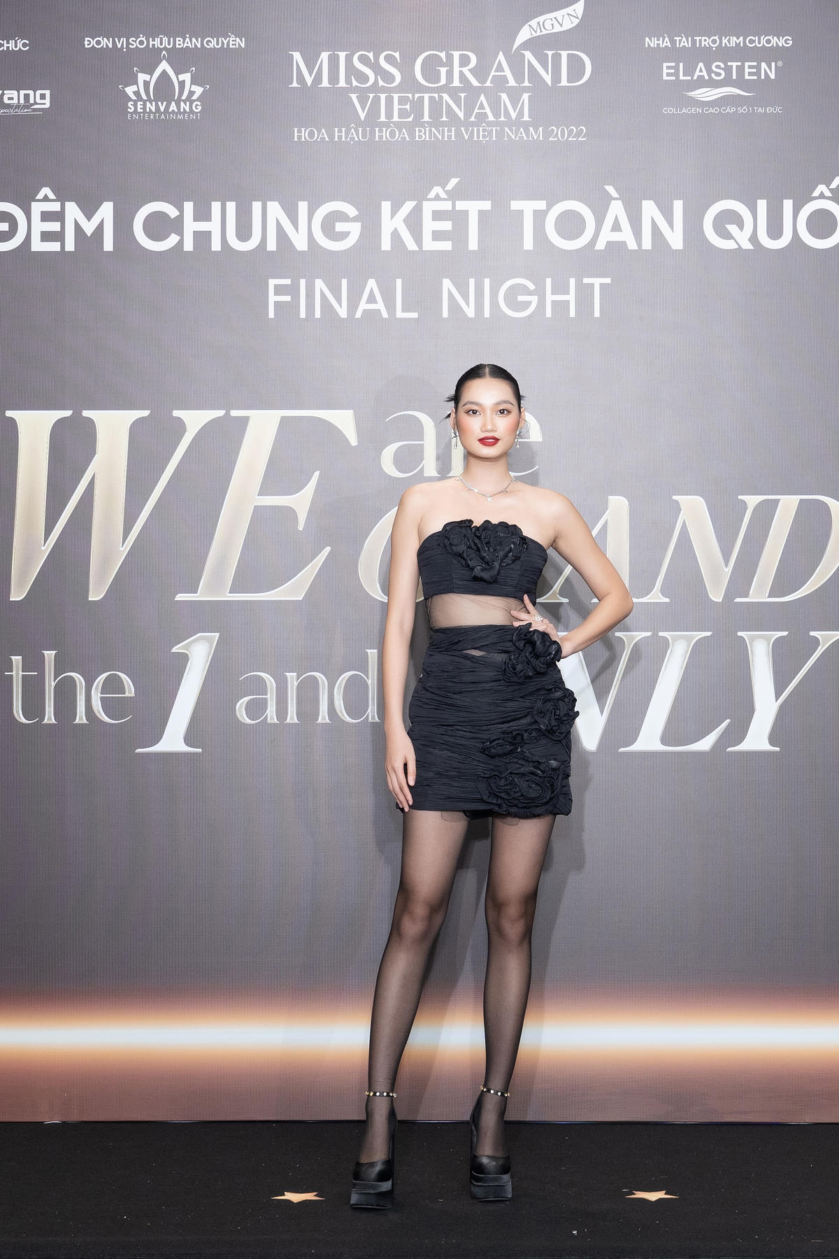 Siêu mẫu Quỳnh Anh chọn trang phục tone suit tone đơn giản nhưng không kém phần sang trọng, bắt mắt. 
