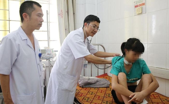 Bác sĩ Khoa Nhi kiểm tra sức khỏe cho bệnh nhi N.