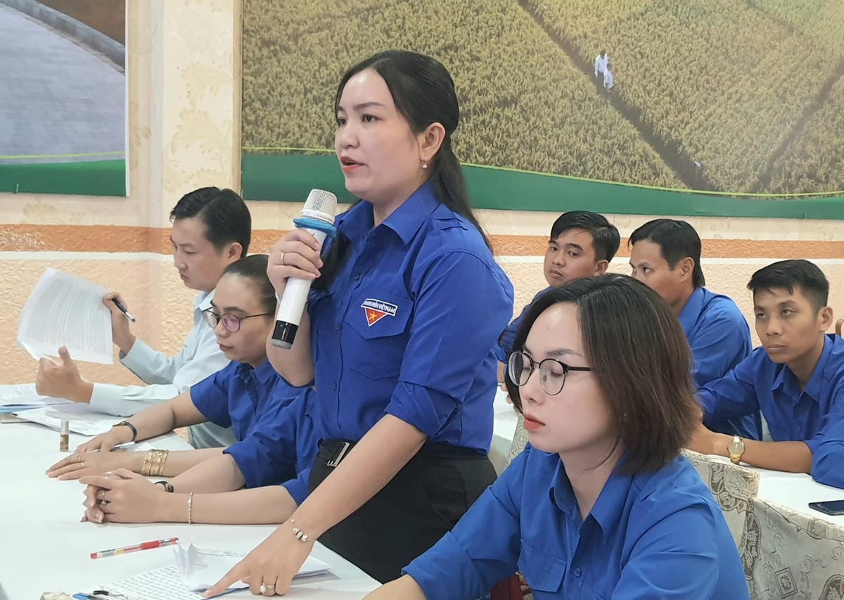 Đại biểu thanh niên đặt câu hỏi với lãnh đạo tỉnh tại buổi đối thoại.