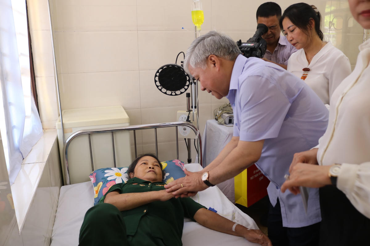 Nữ thương binh nặng Đỗ Thị Giá rất xúc động trước tình cảm và những lời thăm hỏi, động viên của Chủ tịch Đỗ Văn Chiến. 