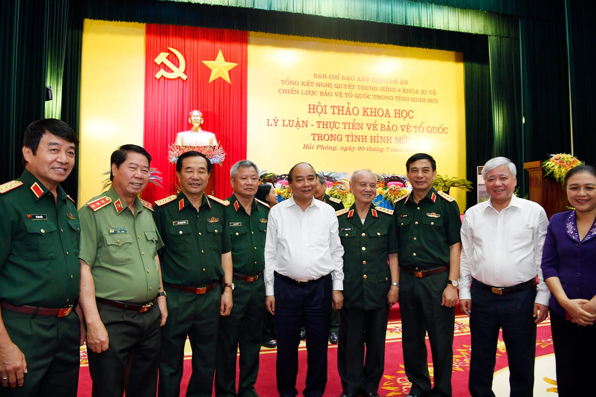 Các đại biểu chụp ảnh lưu niệm với Chủ tịch nước Nguyễn Xuân Phúc. Ảnh: Tuấn Huy.