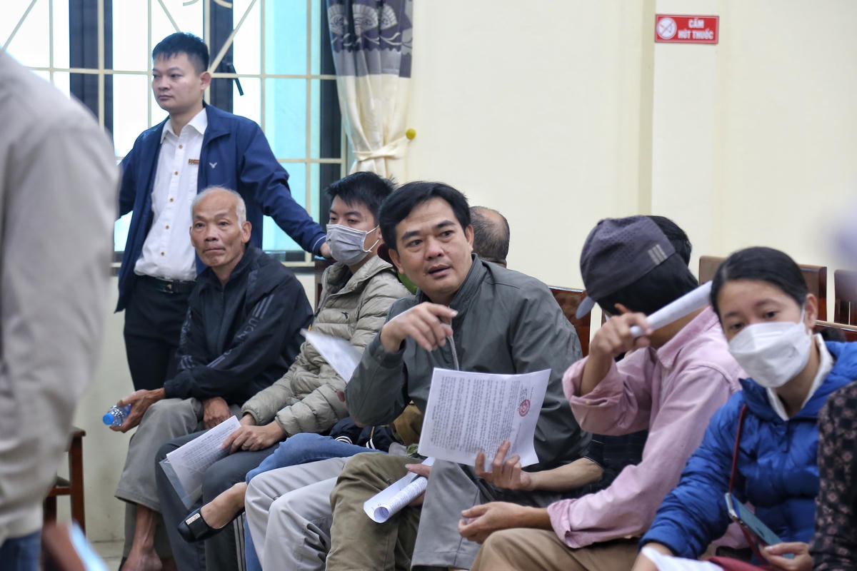 Người dân chờ để làm thủ tục nhận tiền bồi thường, hỗ trợ giải phóng mặt bằng.