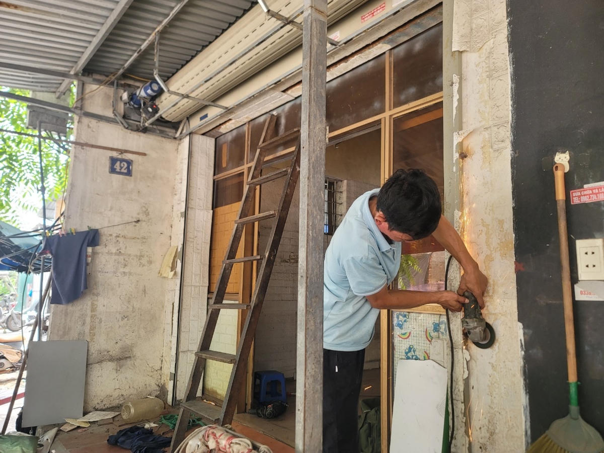 Đồ đạc, vật dụng khẩn trương được tháo dỡ.