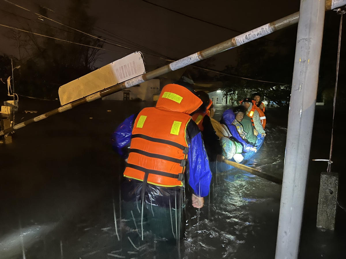 Lực lượng chức năng Tam Kỳ “giải cứu” trong đêm người dân khối phố 8 (phường An Sơn) đến nơi an toàn Ảnh: Tấn Sỹ.