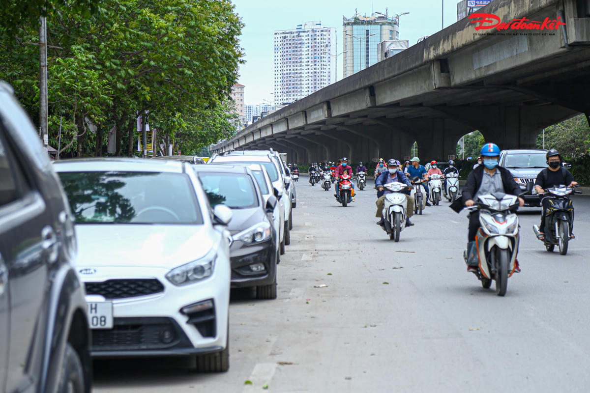 Hết một hàng dưới lòng đường các phương tiện lại “rủ” nhau dàn hàng hai. Được biết, mặt đường Nghiêm Xuân Yên có 5 làn xe thì 2/5 làn bị phương tiện chiếm dụng lập bãi đỗ.