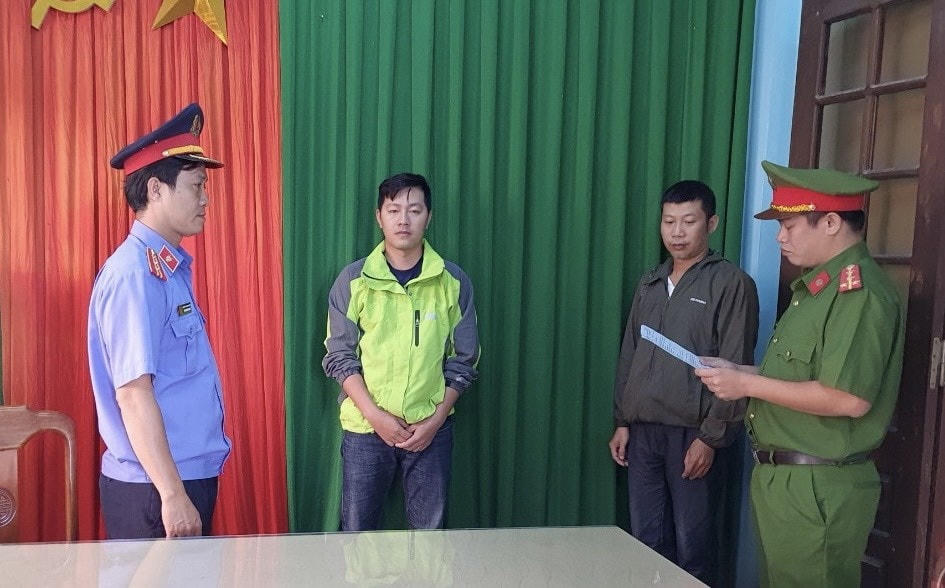 Nguyễn Xuân Anh Dũng (thứ 2 từ trái sang) tại thời điểm bị bắt giữ. Ảnh: L.K..