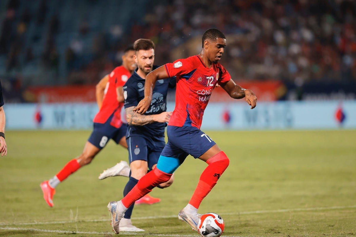 Ở trận chung kết lượt đi, trên sân Hàng Đẫy - Hà Nội, hai đội hòa 2-2. Ảnh: VFF.