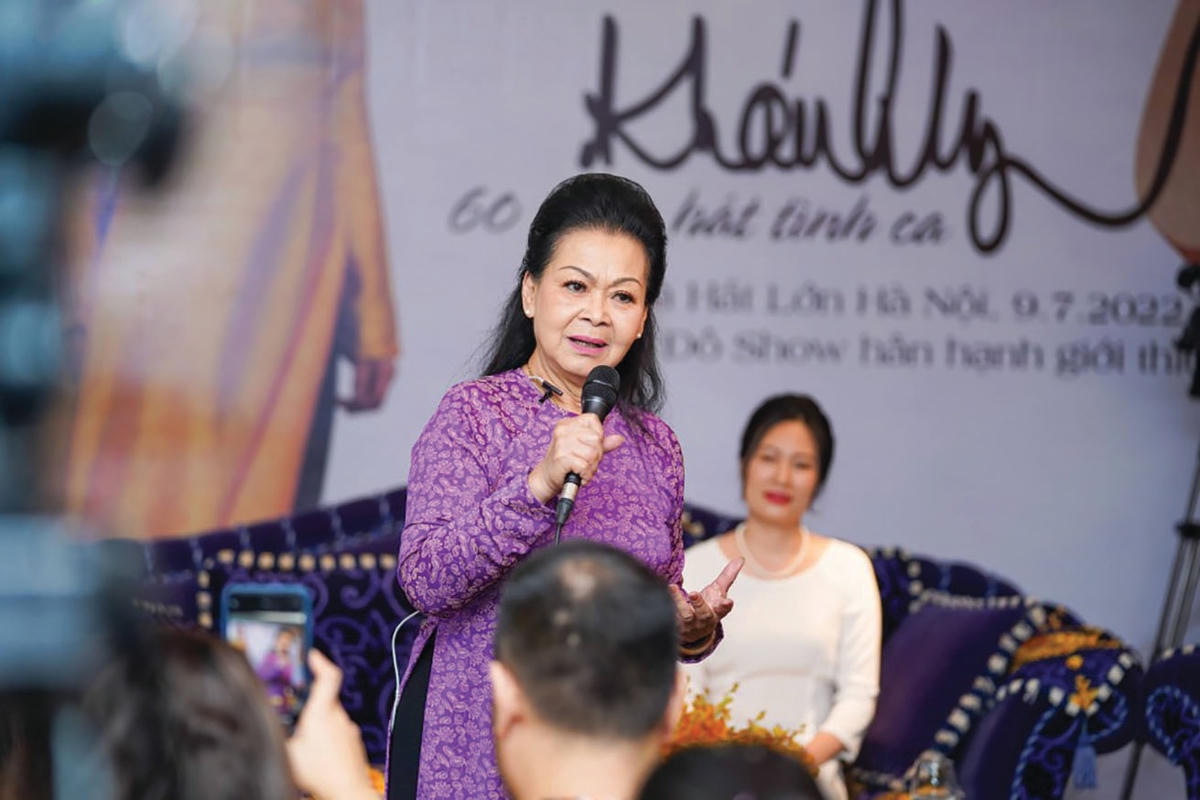 Ca sĩ Khánh Ly trong lần gặp gỡ với người yêu nhạc tại Hà Nội, tháng 6/2022.  
