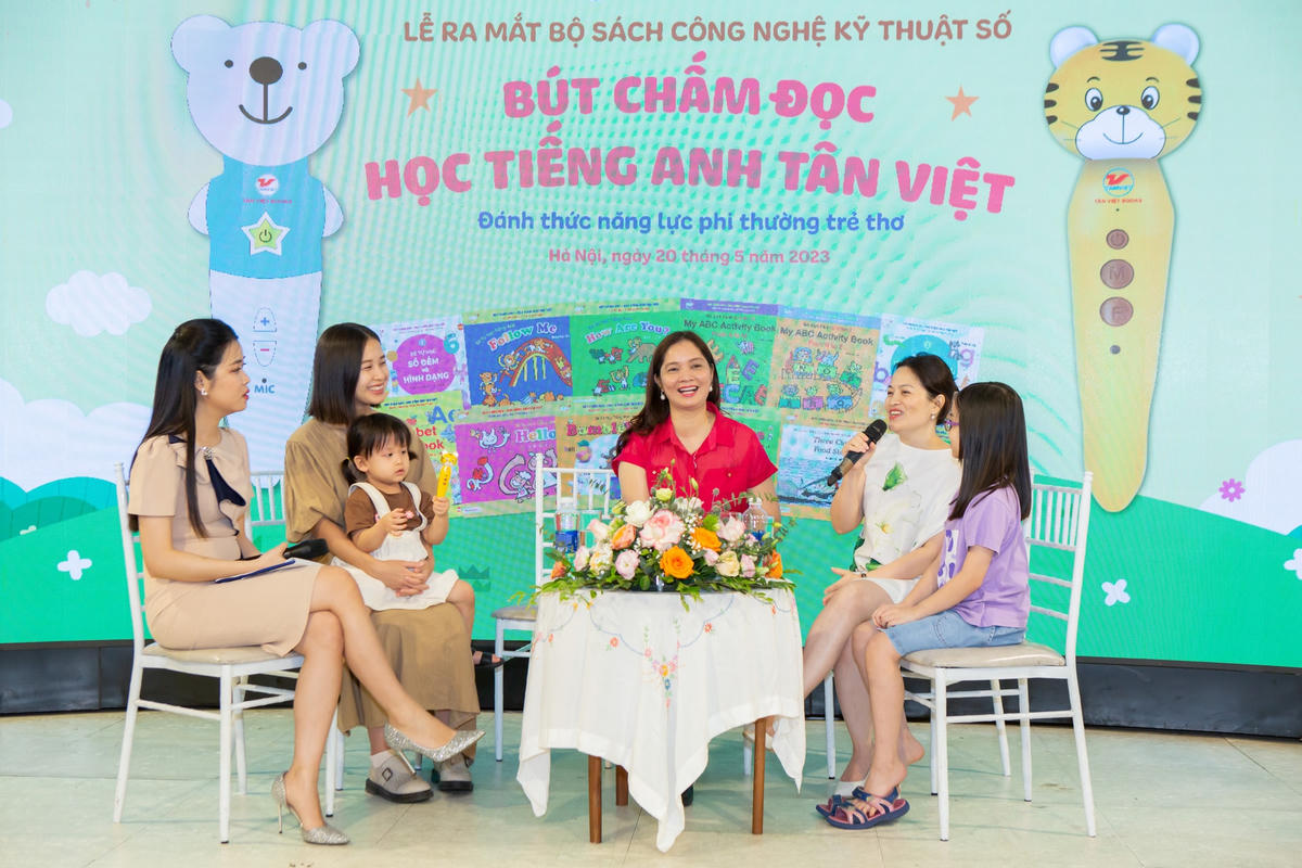 Các khách mời trao đổi tại tọa đàm "Đánh thức năng lực phi thường trẻ thơ"  
