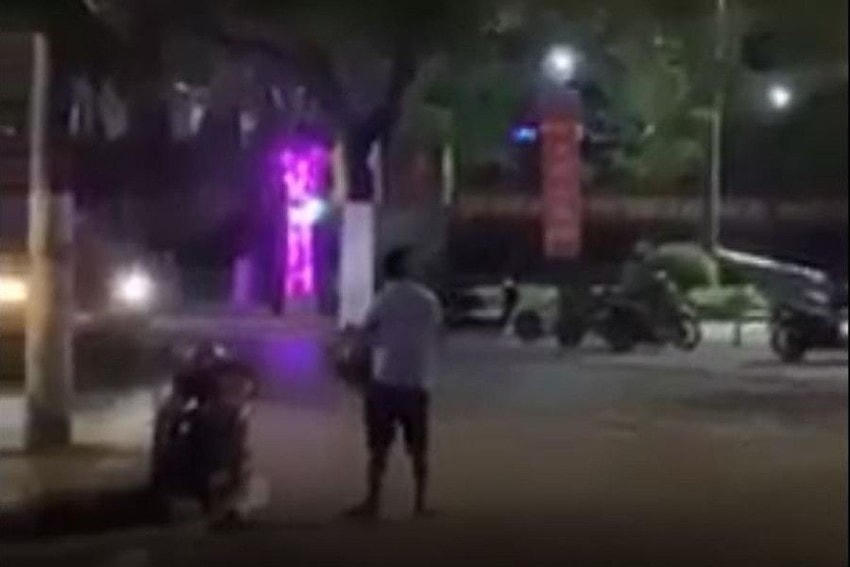 Người đàn ông ném vỏ chai bia tại nhiều tuyến đường (Ảnh: Cắt từ clip đăng tải trên mạng xã hội).