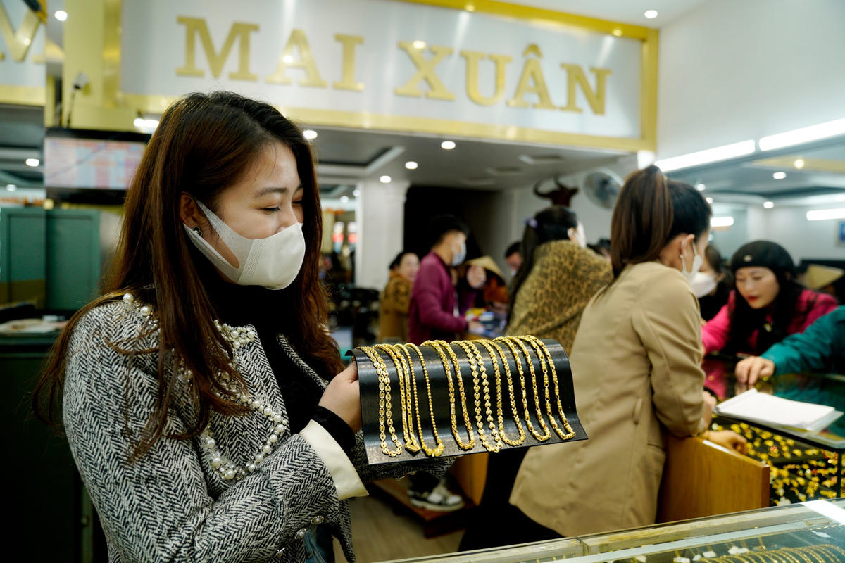 Rút kinh nghiệm so với những năm trước, nhiều khách hàng sợ trong ngày vía Thần tài đông người, chen lấn và phải chờ lâu nên họ đặt tiền trước, chọn mẫu và ghi tên lại để đúng ngày mới đến nhận.