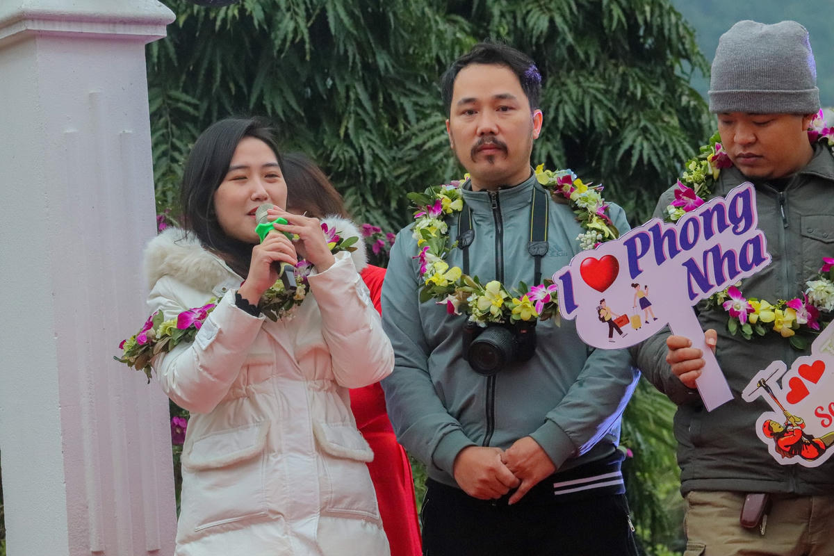 Chia sẻ về chuyến đi đặc biệt của mình, chị Kiều Anh đến từ Nam Định cho biết: “Sau khi tìm hiểu về các địa điểm tham quan du lịch trong ngày đầu năm, tôi chọn Phong Nha – Kẻ Bàng là điểm đến bởi vì nơi đây có cảnh quan đẹp, con người hiền hậu và đặc biệt là sự tiếp đón nhiệt tình, chu đáo của các cán bộ nhân viên tại đây. Tôi rất vui khi là một trong những thành viên đặt chân “xông đất” cho du lịch Phong Nha – Kẻ Bàng trong ngày đầu năm 2023”.