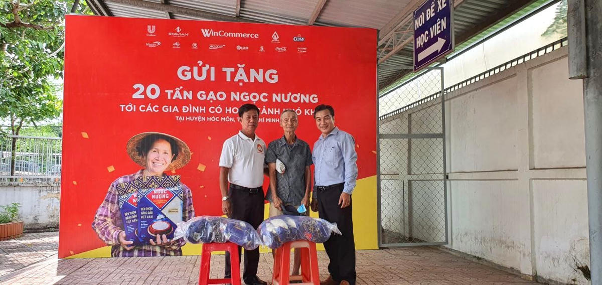 Đại diện WinCommerce cùng lãnh đạo huyện Hóc Môn trao gửi phần quà ý nghĩa tới người dân có hoàn cảnh khó khăn