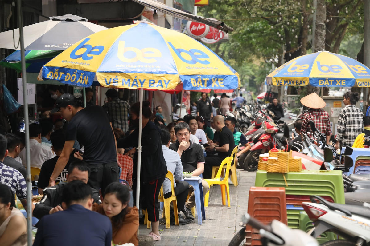 Cảnh thường thấy trên nhiều hè phố Hà Nội. Ảnh: Quang Vinh.