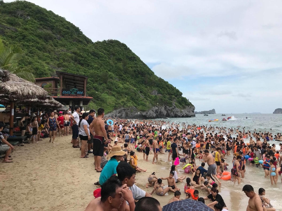 Bãi tắm ở Cát Bà đông nghẹt.  