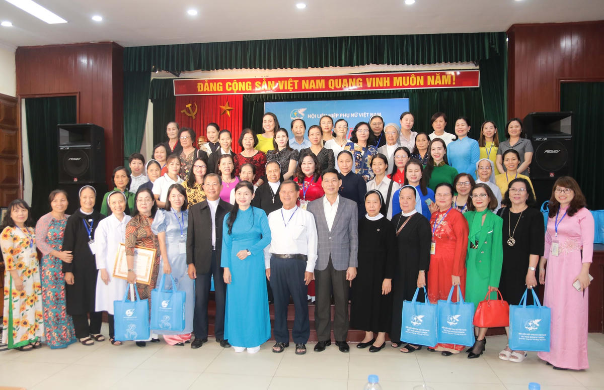 Đại biểu chụp ảnh lưu niệm tại buổi gặp mặt.