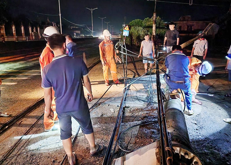 Ngành điện lực khẩn trương khắc phục sự cố ngay trong đêm.