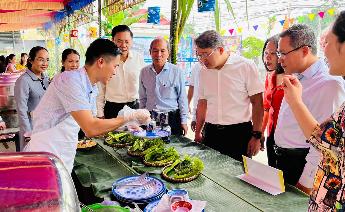  Ông Nguyễn Hải Ninh, Bí thư Tỉnh ủy Khánh Hòa cùng cán bộ nhân dân Thanh Minh 3, xã Diên Lạc vui  “Ngày hội Đại đoàn kết toàn dân tộc”.