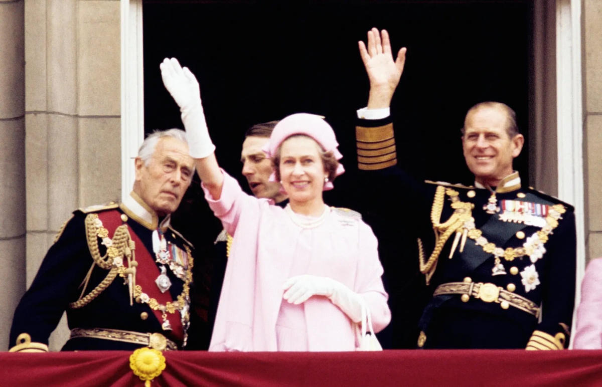 Từ trái qua, Bá tước Mountbatten, Nữ hoàng và Công tước xứ Edinburgh vẫy tay từ ban công Cung điện Buckingham sau Đại lễ Bạc. Ảnh: PA.
