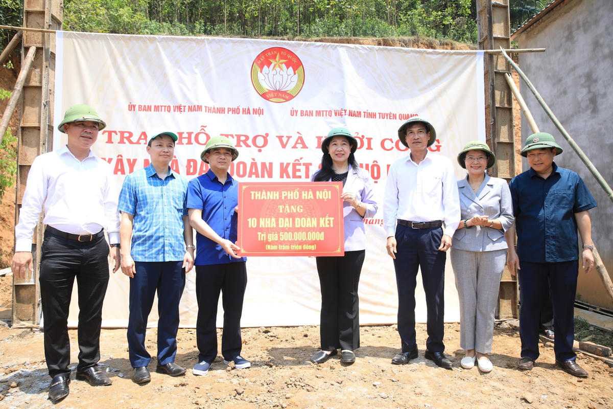 Chủ tịch Ủy ban MTTQ TP Hà Nội Nguyễn Lan Hương tặng nhà Đại đoàn kết tại tỉnh Tuyên Quang.