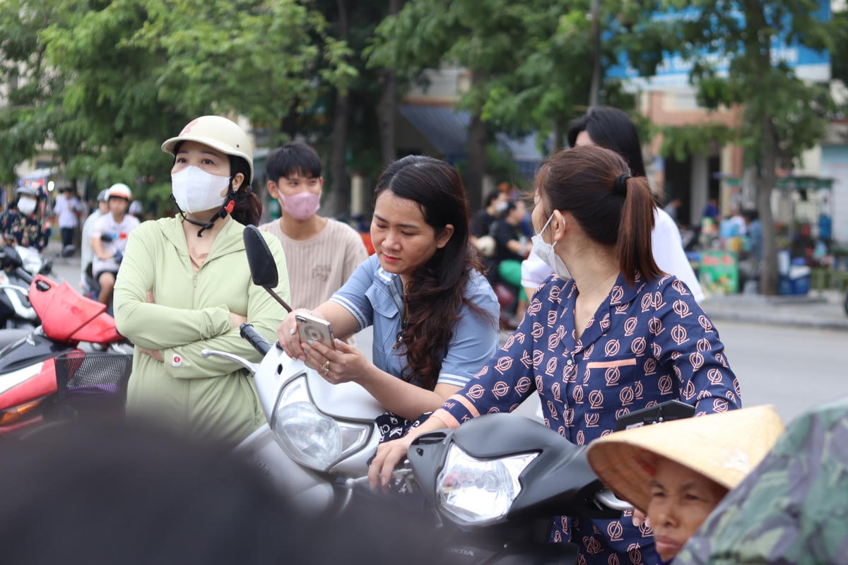 Người dân TP Thanh Hóa có mặt từ lúc 7h sáng để tiếp lửa cho Xuân Mạnh.