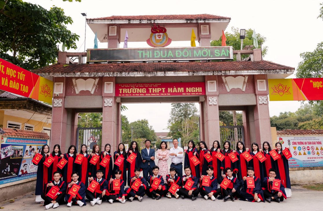 Nữ sinh trường TPHT Hàm Nghi trở thành Á khoa toàn quốc khối C00.