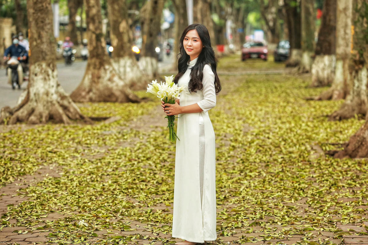 Sau những ngày nồm ẩm ở Thủ đô, thời tiết đã tạnh ráo khiến con đường này trở nên vô cùng hấp dẫn, thu hút rất nhiều người tới ngắm cảnh, chụp ảnh.