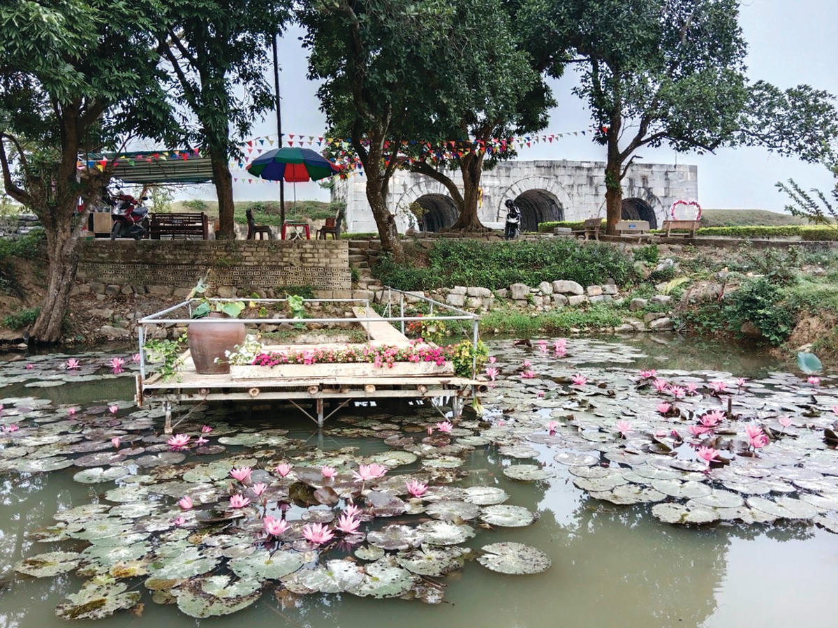 Khung cảnh bình dị trước sảnh cổng thành phía Nam.  