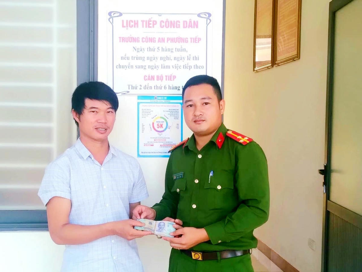 Anh Nguyễn Tiến Đức bàn giao số tiền 24 triệu đồng và nhờ Công an phường Kỳ Thịnh tìm người đánh rơi.