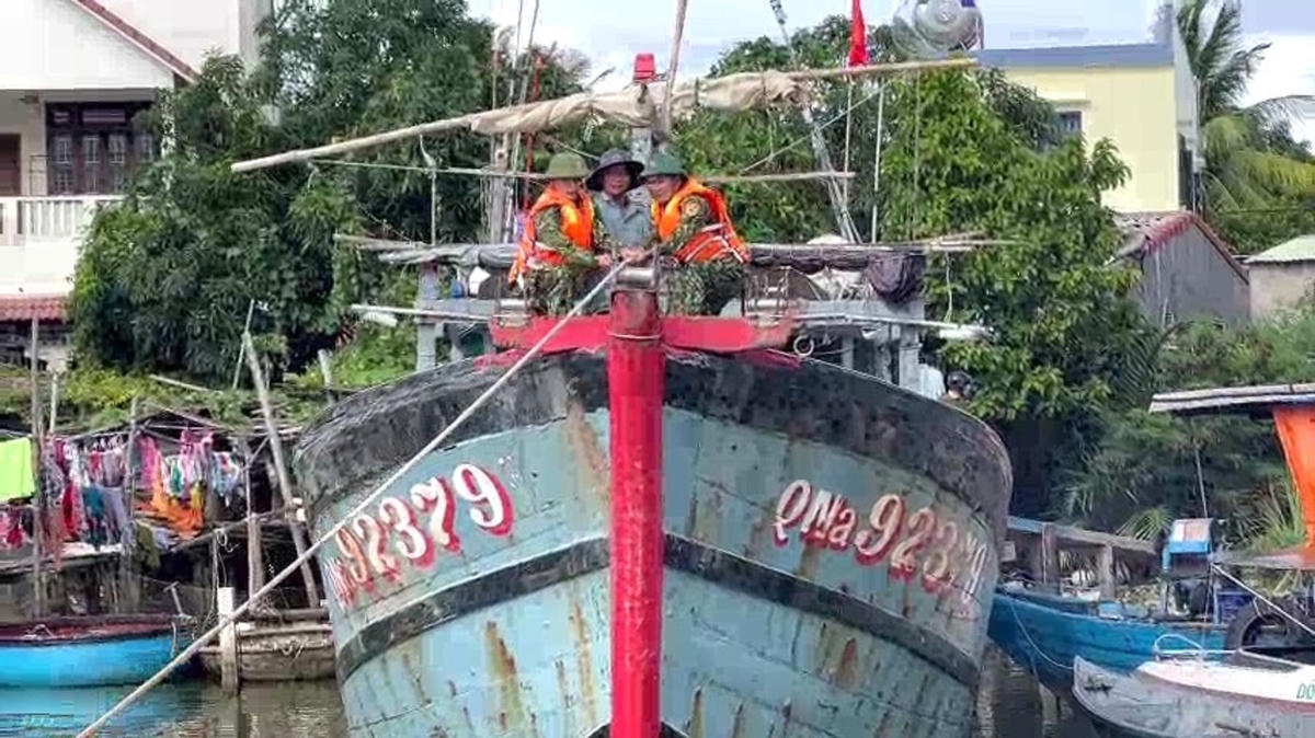 Tàu thuyền vào bờ trú bão.