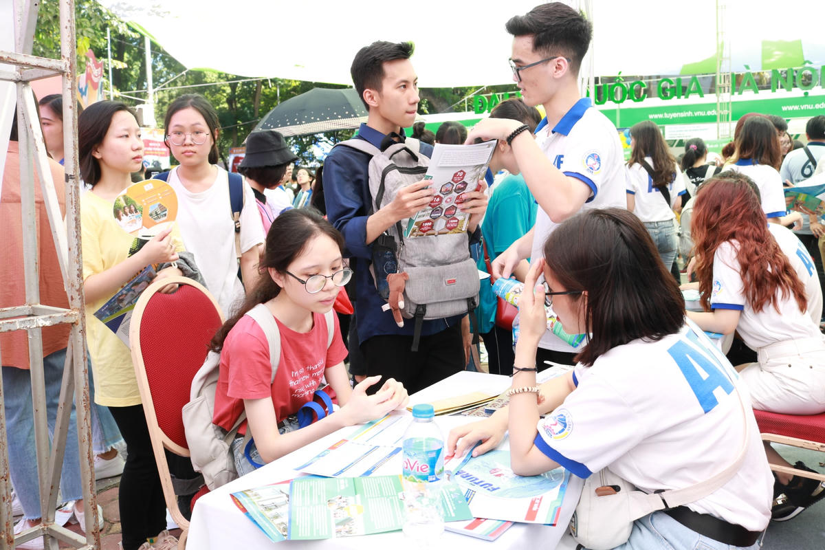 Thí sinh tìm hiểu thông tin tuyển sinh của các trường.