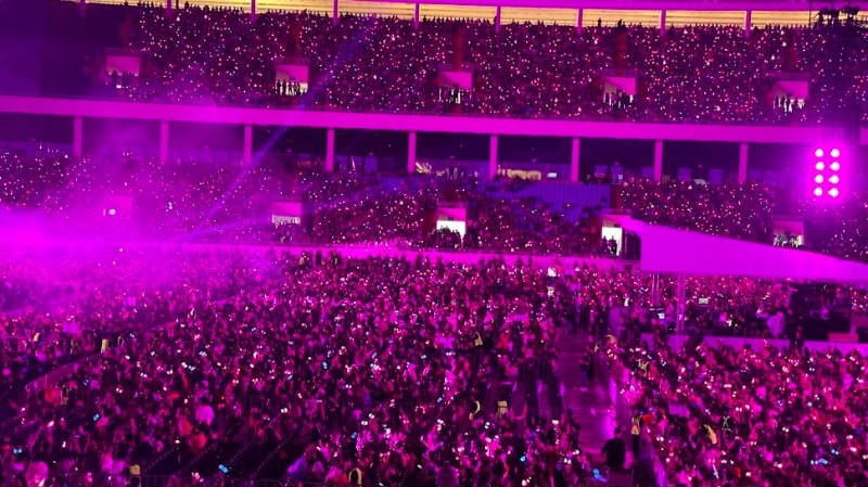 Sân Mỹ Đình ngập tràn ánh đèn từ búa hồng và lightstick.