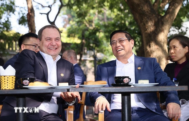 Thủ tướng Phạm Minh Chính và Thủ tướng Belarus Roman Golovchenko thưởng thức càphê trên phố Điện Biên Phủ, Hà Nội ngày 8/12/2023. (Ảnh: Dương Giang/TTXVN) ttxvn-viet-nam-belarus-2-7333.jpg