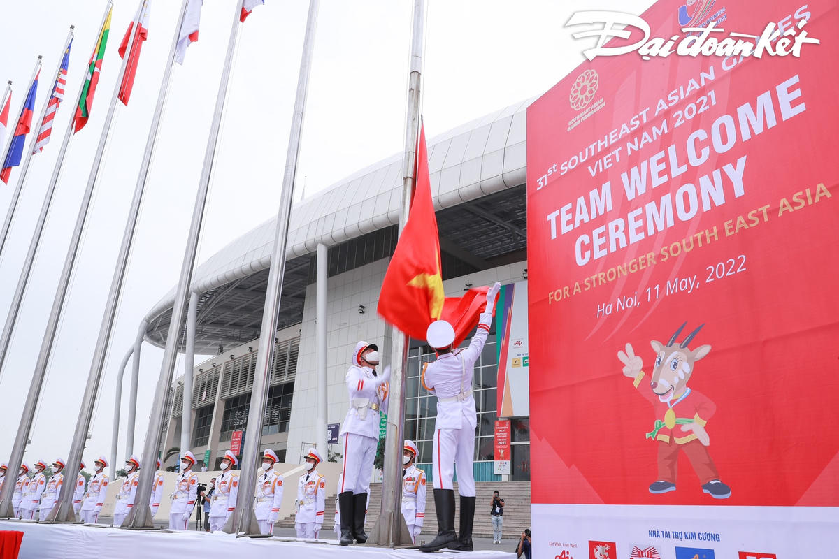 Lễ thượng cờ Việt Nam được tiến hành cũng là lúc những giai điệu hào hùng của Quốc ca Việt Nam được vang lên.