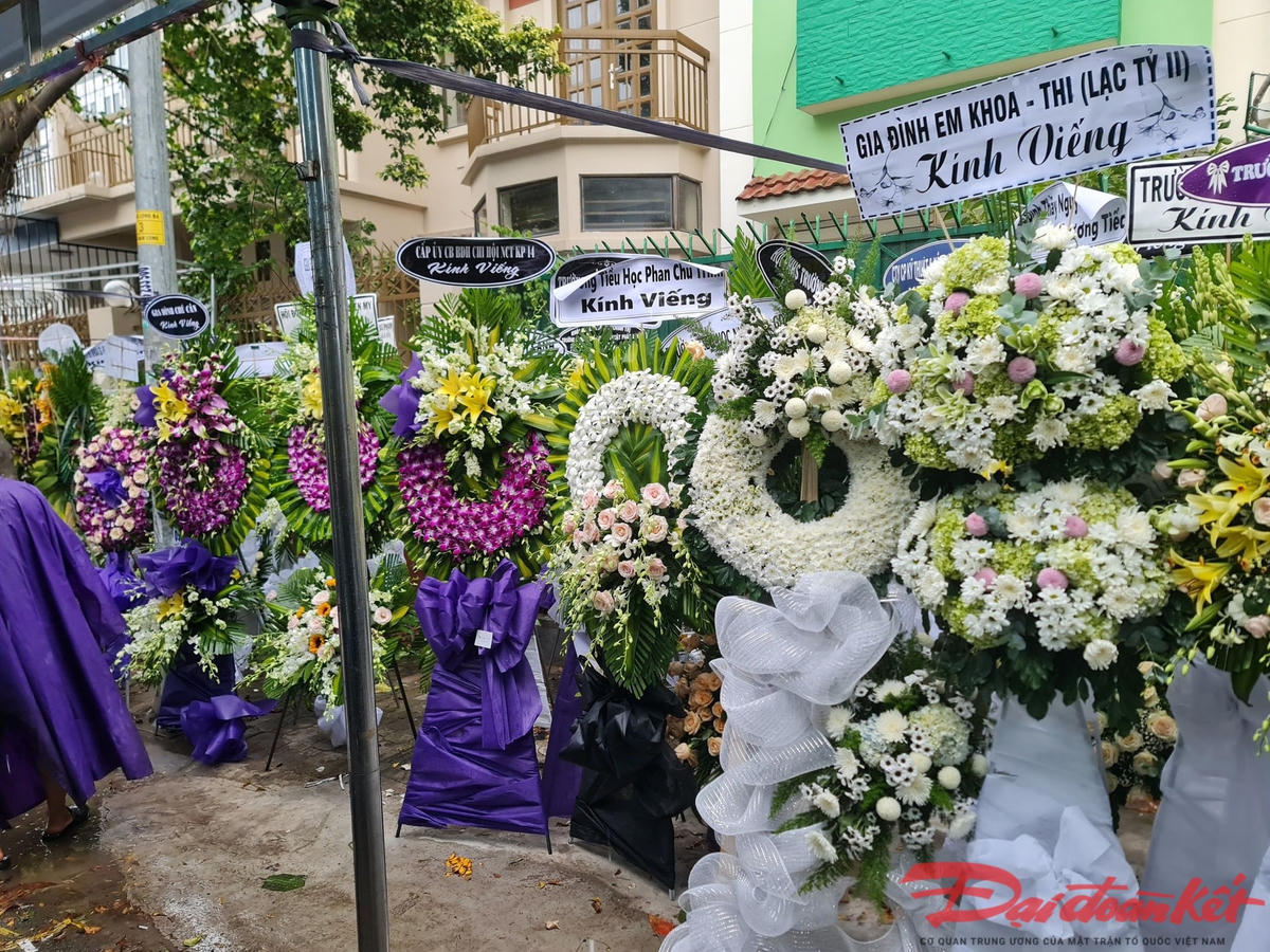 Đại diện các trường phổ thông trên địa bàn TP HCM gửi vòng hoa đến viếng cố NGƯT Nguyễn Ngọc Ký. (Ảnh: Công Quốc)
